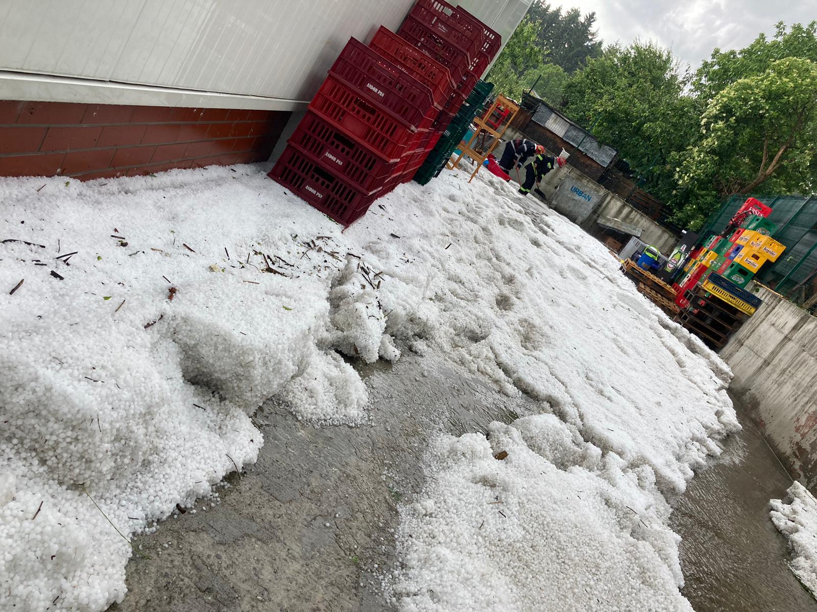 Grindină adunată cu lopata în Vâlcea. O ploaie torențială a făcut ravagii și la Sibiu