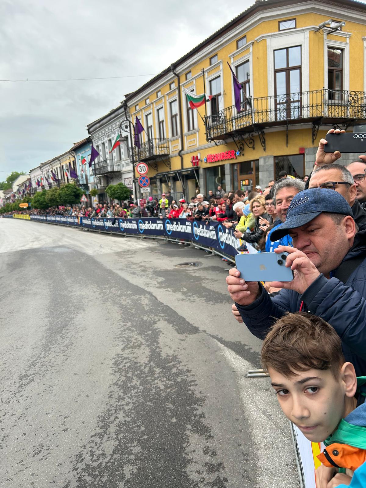 Ce ne-a plăcut și ce nu ne-a plăcut la Il Giro 2026 din Bulgaria. Cum au făcut speculă oficială și de ce am ajuns noi cu pantalonii rupți în tur și rutierii în fundul gol!