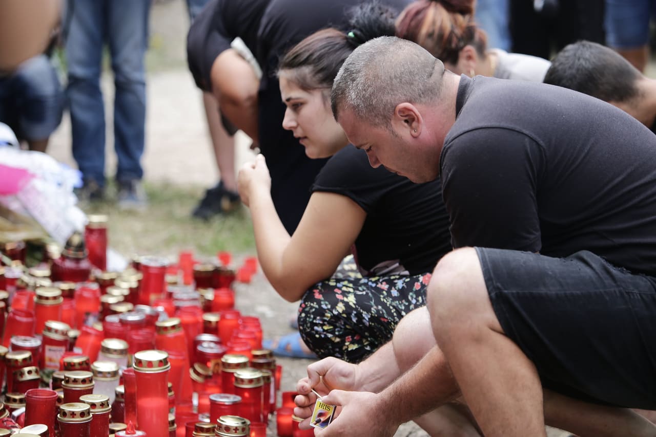 Corespondență din Caracal. Familia Luizei Melencu, îndepărtată cu jandarmii din mulțime. Era așteptat suspectul crimelor la confruntare