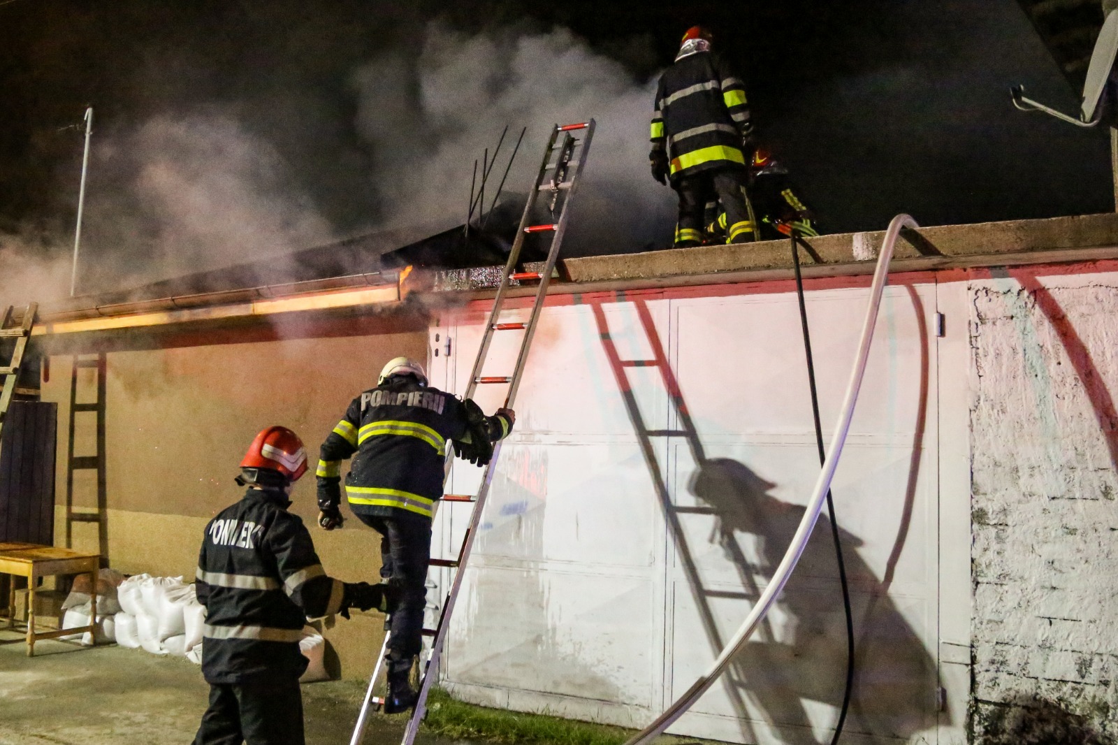 O persoană a fost găsită moartă după un incendiu izbucnit în sectorul 5 din București