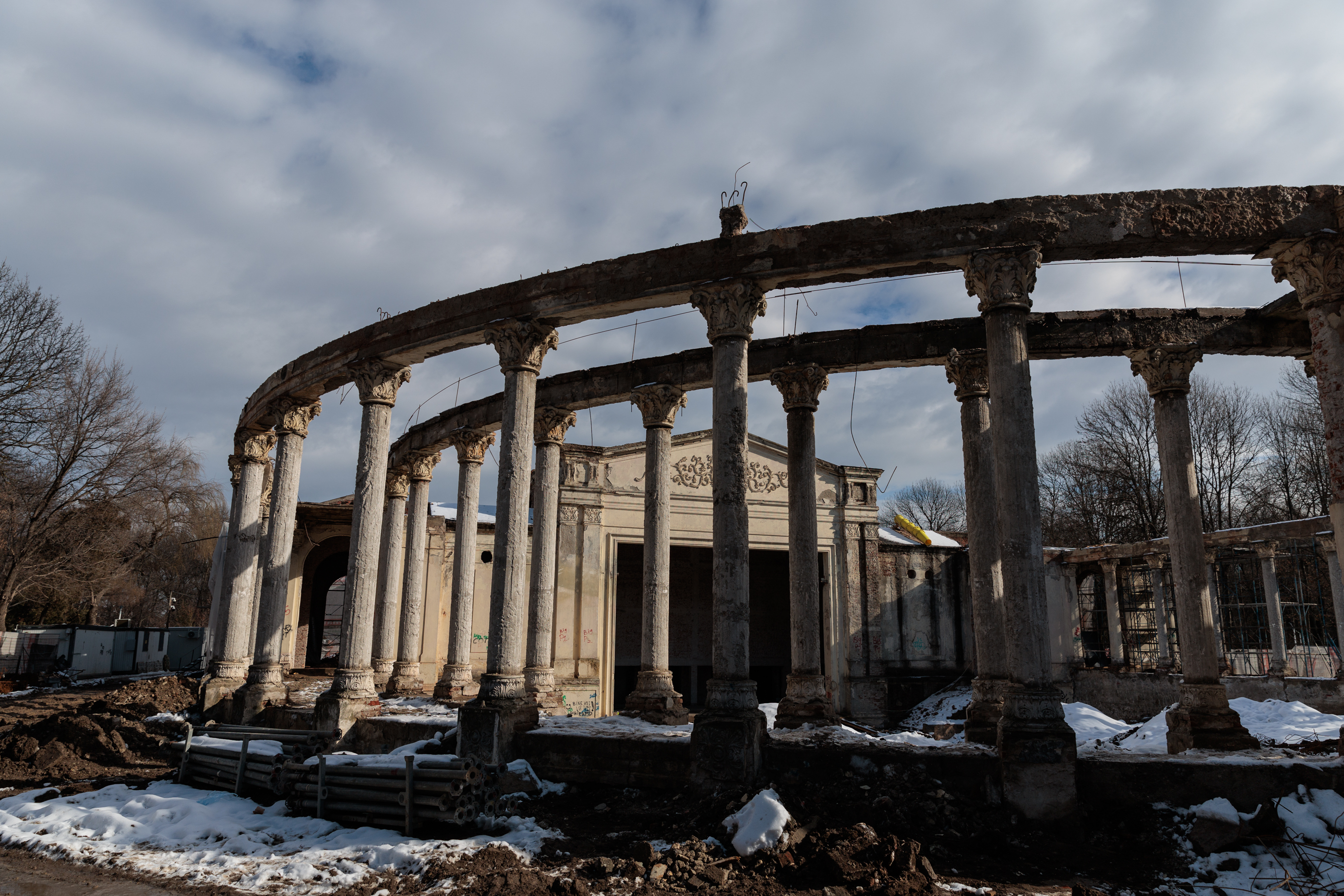 Primarul sectorului 1, Clotilde Armand, a trecut la realizările din mandat „reconstrucția teatrului de vară Bazilescu”, când acolo este încă șantier