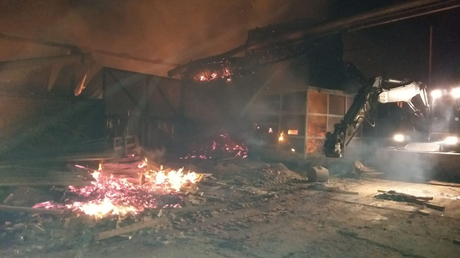 Incendiu la o hală de prelucrare a lemnului din Timiș. Acțiunea pompierilor a fost îngreunată de vântul puternic (FOTO)