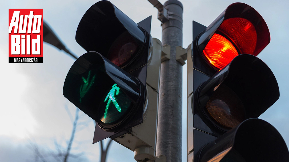 Is the police stronger or the traffic light?