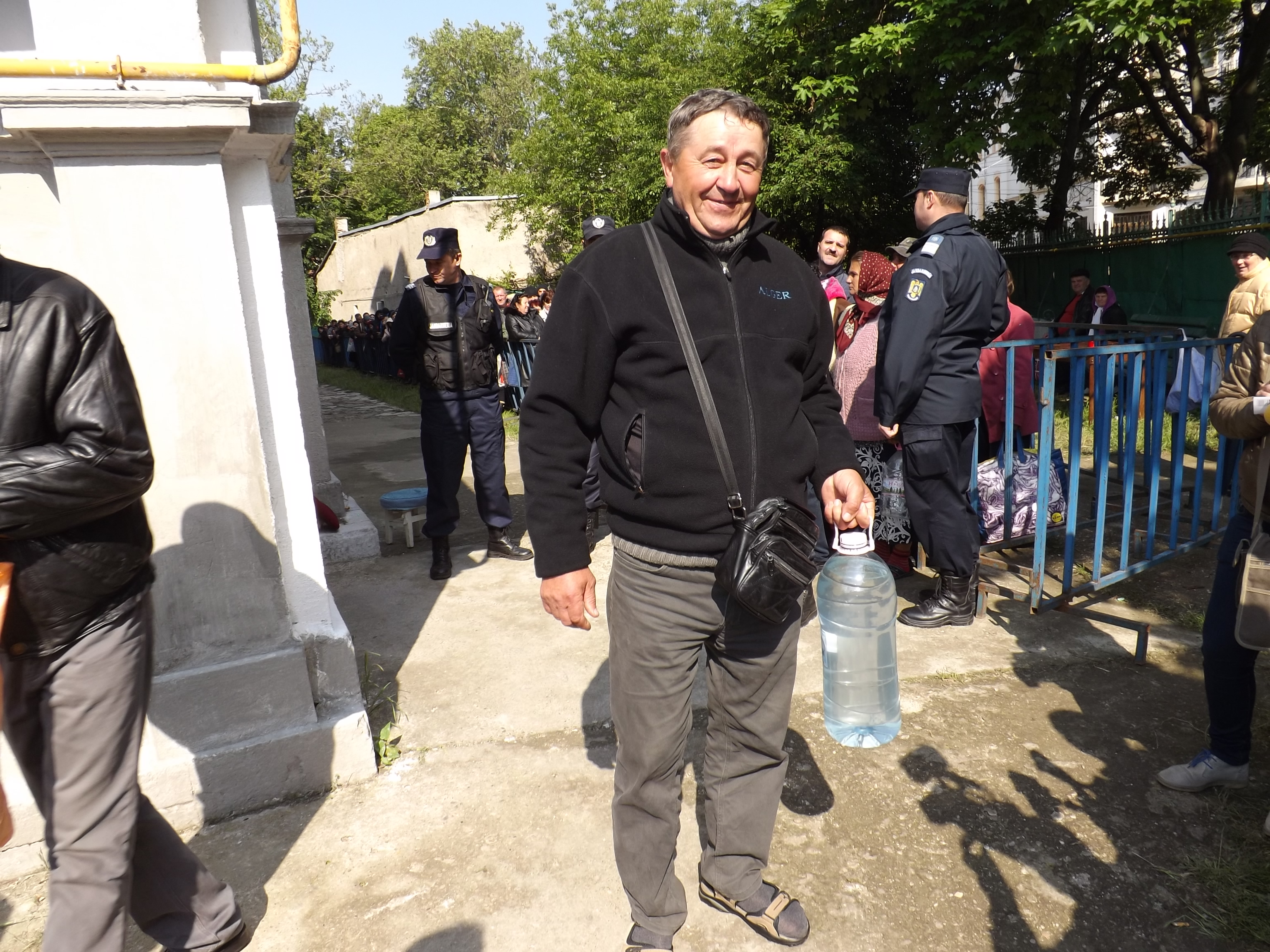 Zeci de mii de credinicioși au stat la coadă de Izvorul Tămădurii, pentru a lua apă sfințită | GALERIE FOTO