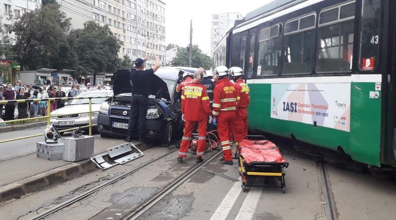 Un tramvai a deraiat în Iași, după ce un șofer i-a tăiat brusc calea. Accidentul, surprins de camere