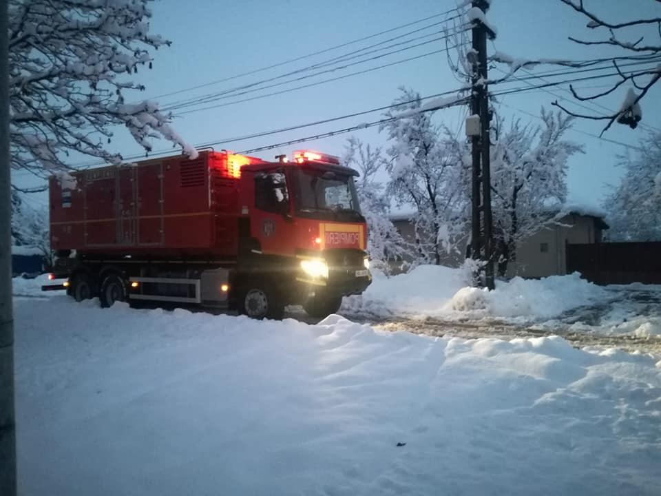 UPDATE | Zeci de localități au rămas fără curent electric din cauza vremii severe. MAI a anunțat că 78.480 de locuințe sunt în această situație
