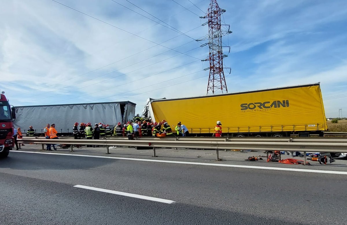 Cinci morți într-un accident pe A1, în apropiere de București. Un microbuz cu opt locuri a fost complet strivit între două TIR-uri