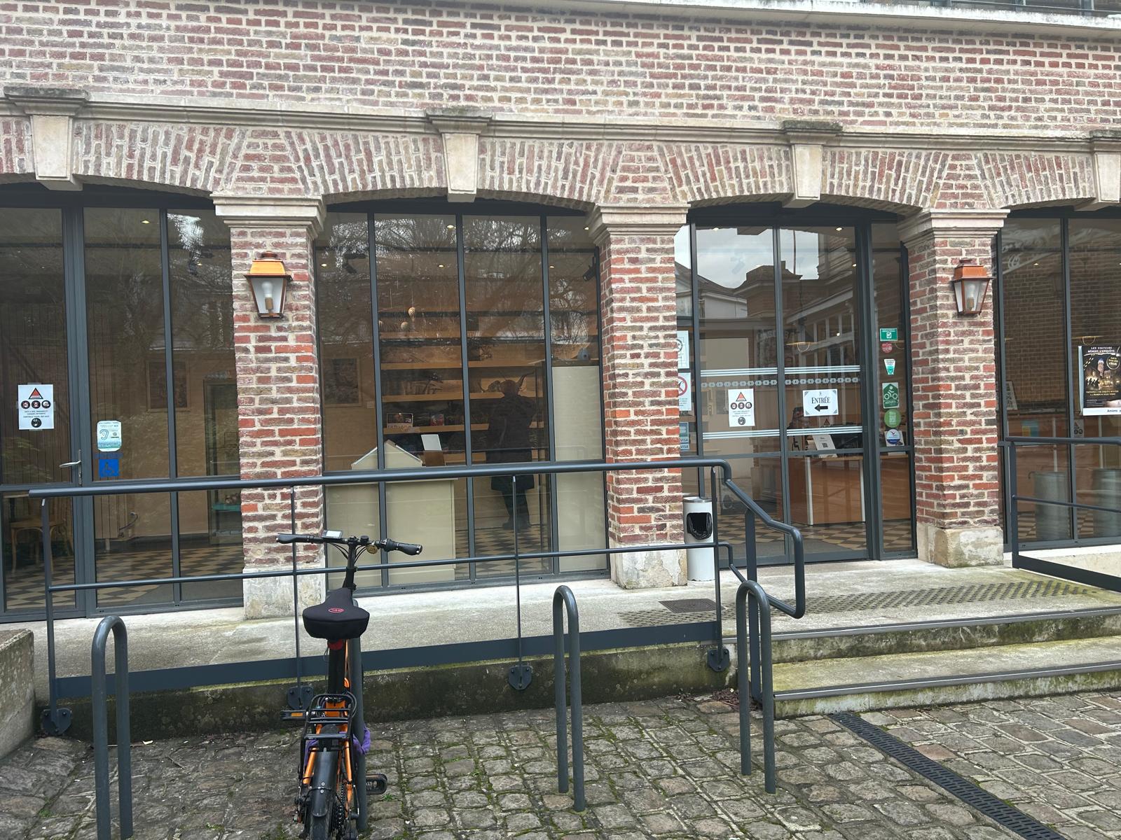 Legătura dintre casa lui Jules Verne din Amiens și București. „Ocolul Pământului” prin orașul unde autobuzele au pe ele poza scriitorului despre care se spune că s-a iubit cu o româncă