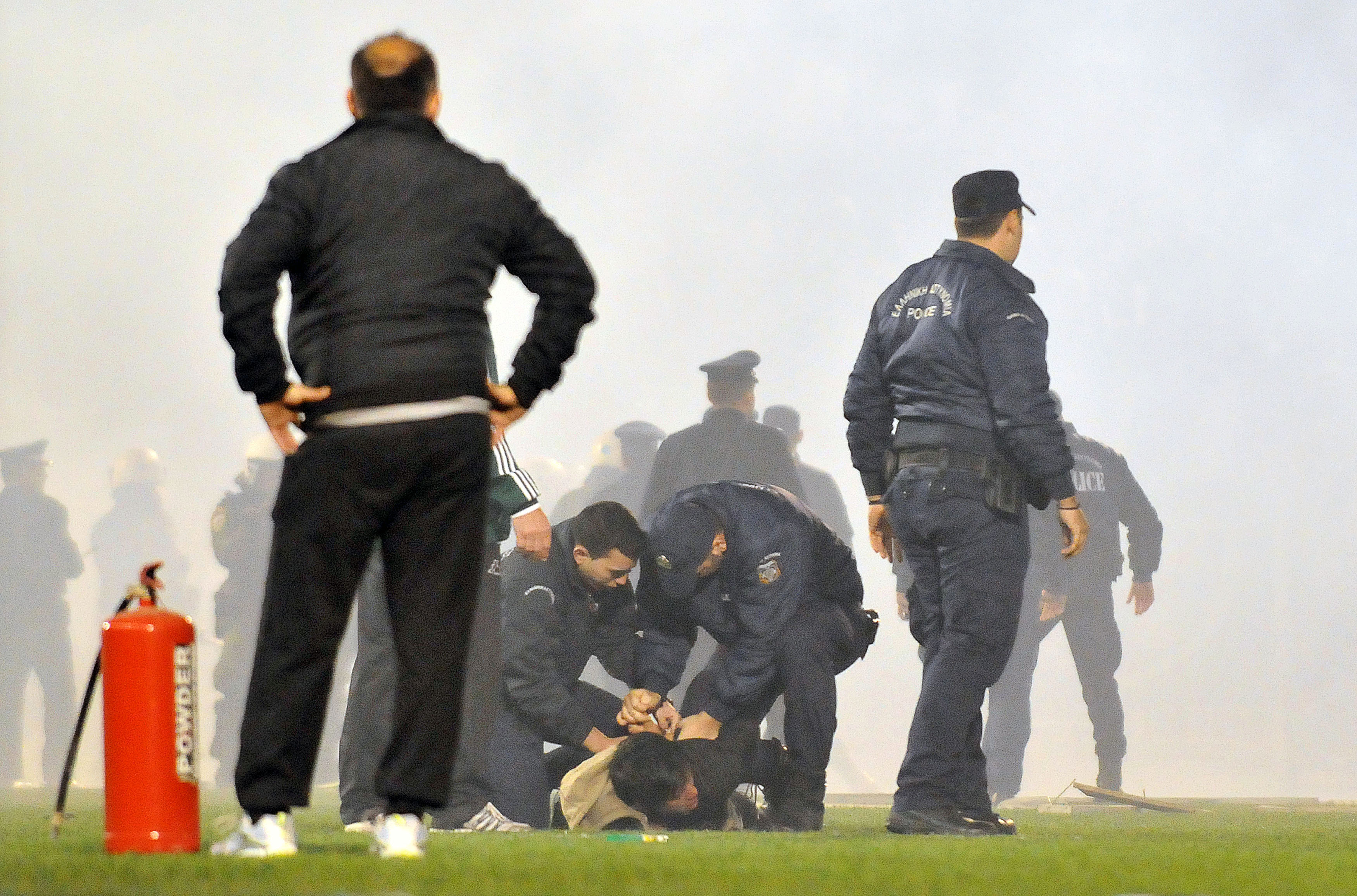 Haos la Atena. Derby-ul campionatului Greciei, anulat din cauza violenței / GALERIE FOTO&VIDEO