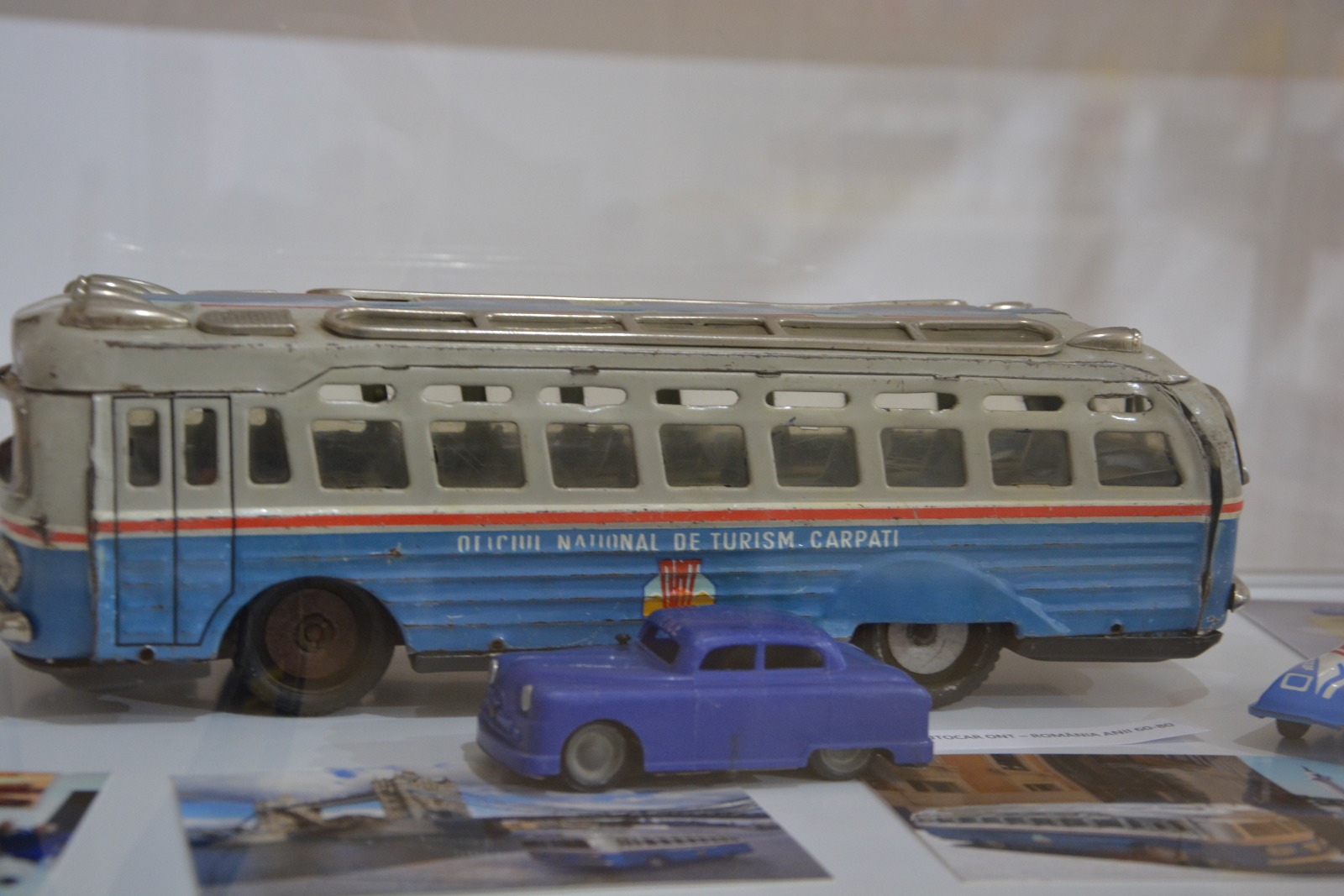 GALERIE FOTO/ Cea mai mare expoziție de jucării, în podul Muzeului de Istorie al Bucovinei. Geta și Liviu, replica românească a păpușilor Barbie și Ken