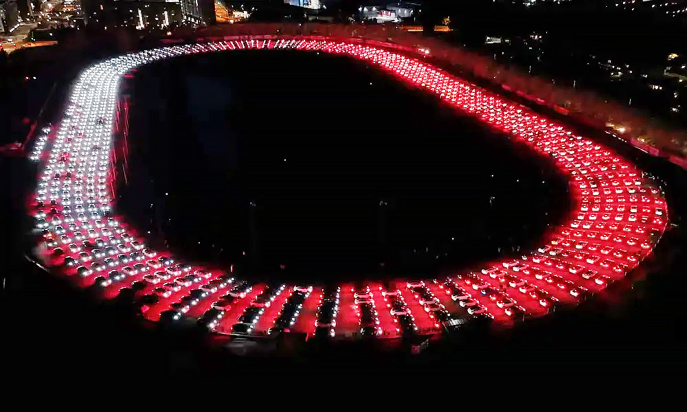 Ilyen fényorgiát még nem látott! Több száz Teslát fogtak be a káprázatos show-hoz – videó