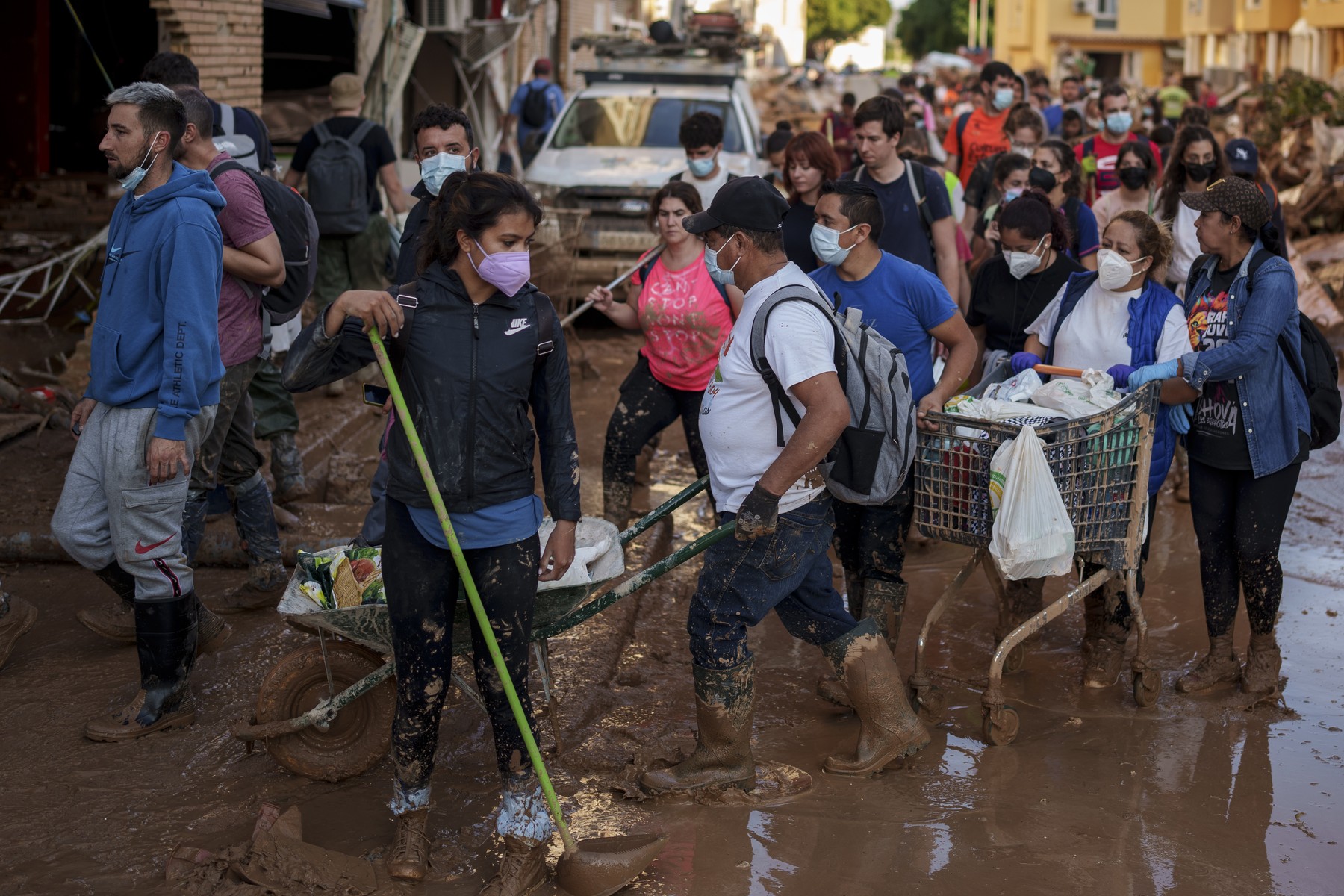 Video emoționant cu voluntarii care cântă imnul Comunității Valencia, în timp ce oferă ajutor victimelor inundațiilor din Spania