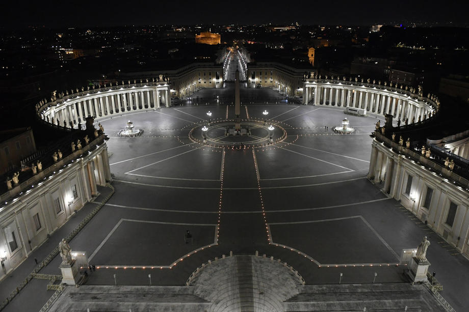VIDEO | Papa Francisc a condus procesiunea “Calea Crucii” din Vinerea Sfântă. Pentru al doilea an la rând evenimentul din Piața Sfântu Petru are loc fără credincioși