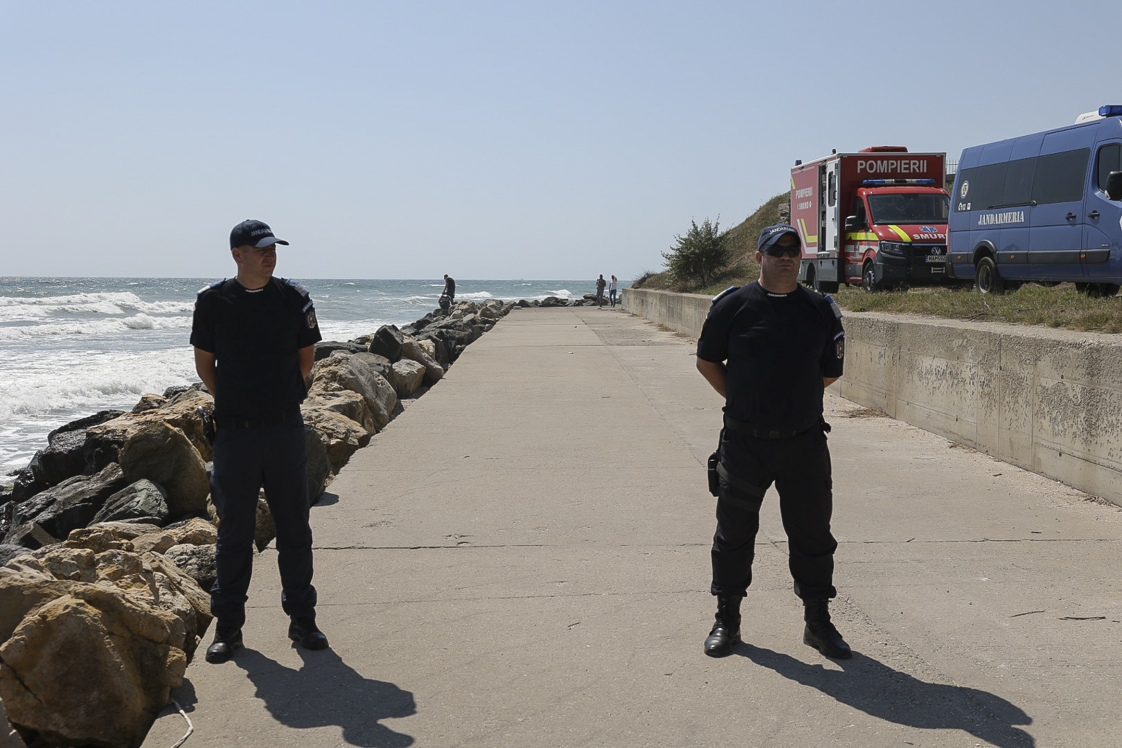 „A fost o bubuitură puternică, am văzut cum au sărit pietre”. Salvamar din Costinești, martor al exploziei din zona digului