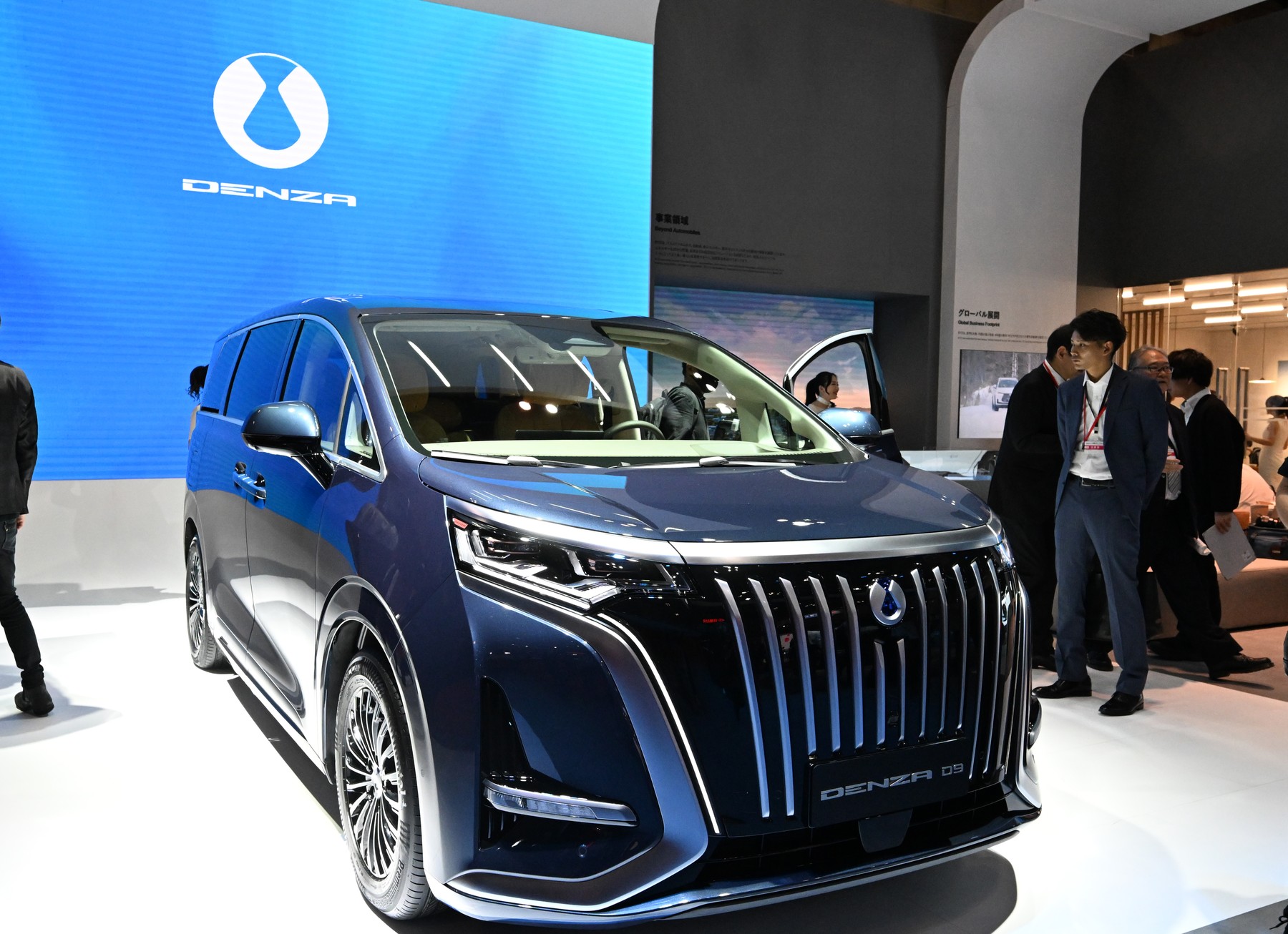 Gigantul auto chinez BYD a lansat marca premium Denza în Europa. Va concura direct cu BMW și Mercedes