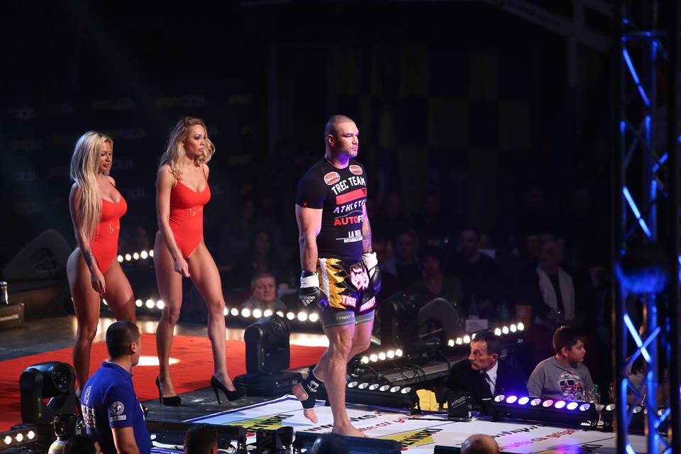 În ring când au intrat, spectatorii s-au înfierbântat! Fetele sexy din preajma băieţilor duri din Superkombat / GALERIE FOTO HOT