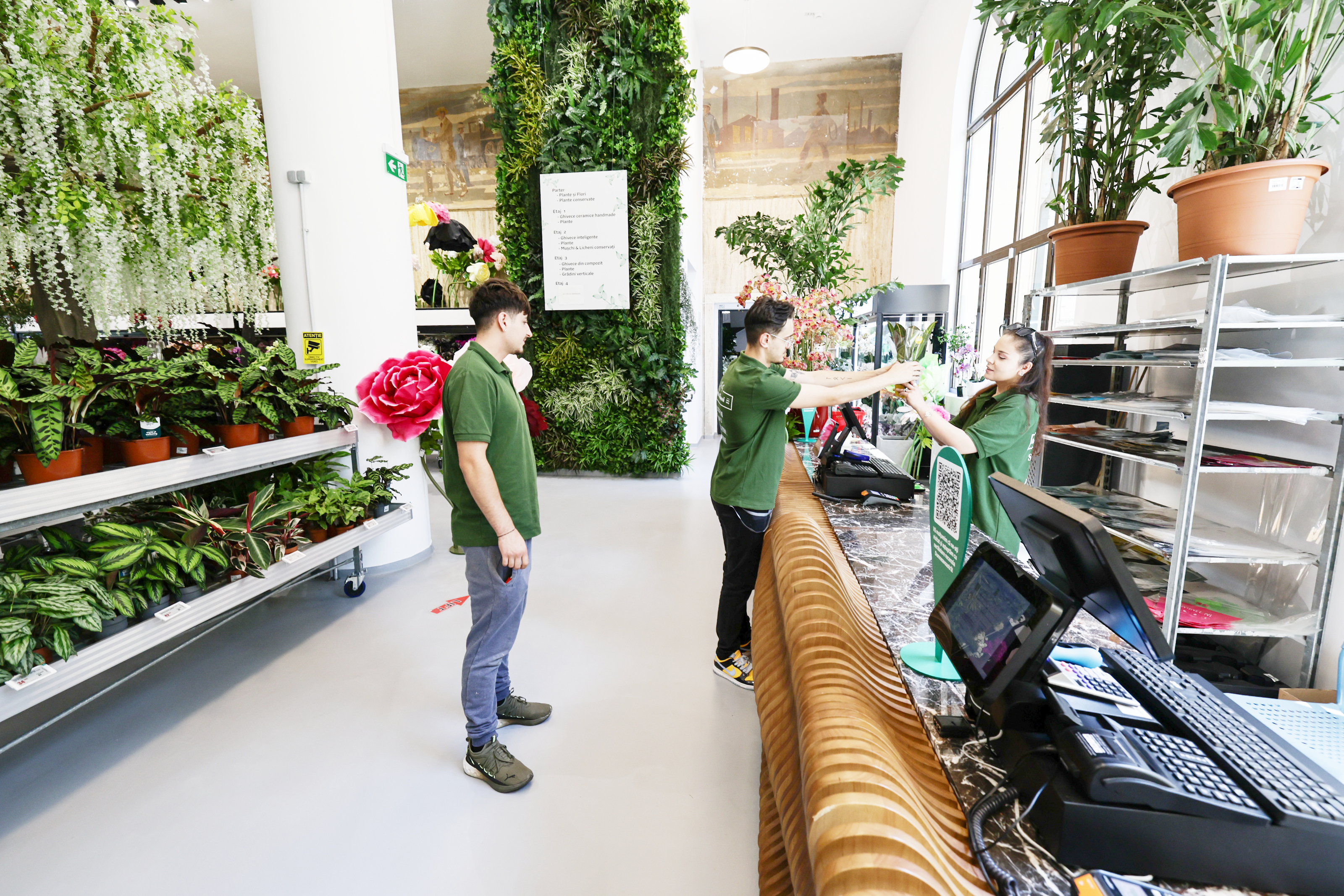 Mall-ul de plante din București are cinci niveluri cu peste 1.200 de soiuri, ghivece inteligente și un mesteacăn artificial care costă cât un apartament