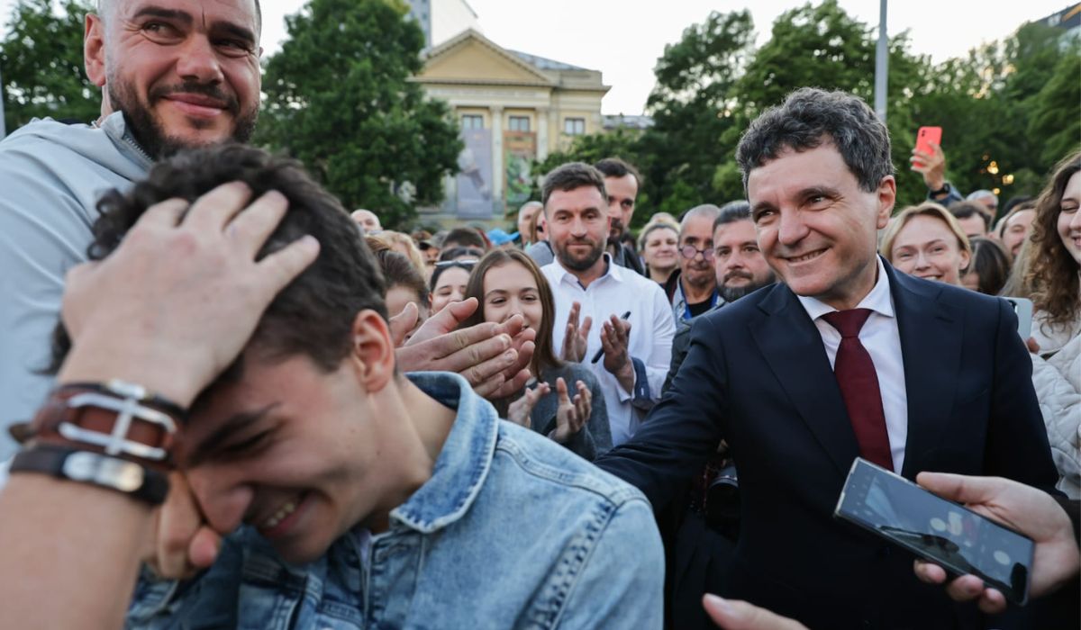 Mii de oameni în Piața Victoriei la mitingul „România în lumină”, organizat de Nicușor Dan. Jandarmeria a sesizat AEP pentru „propagandă electorală” | VIDEO