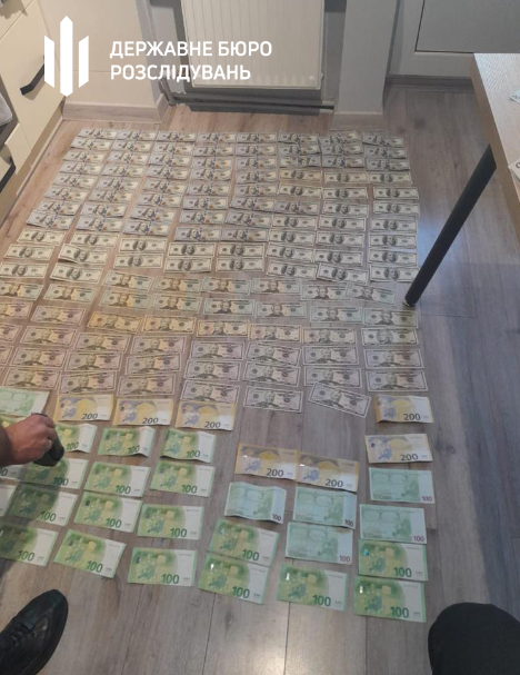 În timpul unui flagrant, un medic ucrainean a încercat să mănânce mita pe care o primise