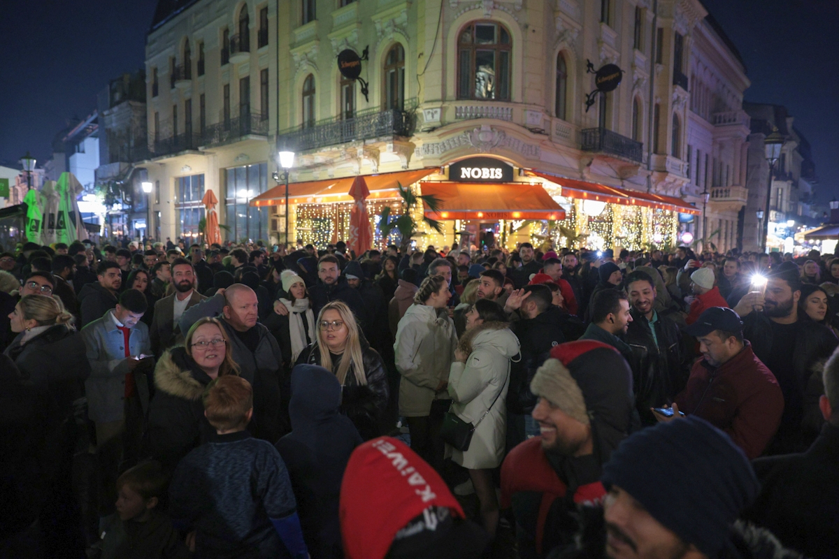 FOTO. Sute de persoane au petrecut de Revelion în Centrul Vechi, din București. A fost show și în Parcul IOR