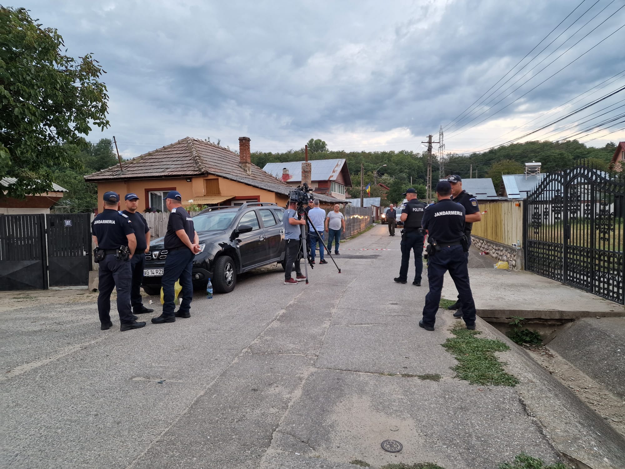 Cinci membri ai unei familii, între care o fetiță de 5 ani, uciși în casa lor, în Argeș. Cine este principalul suspect al crimelor