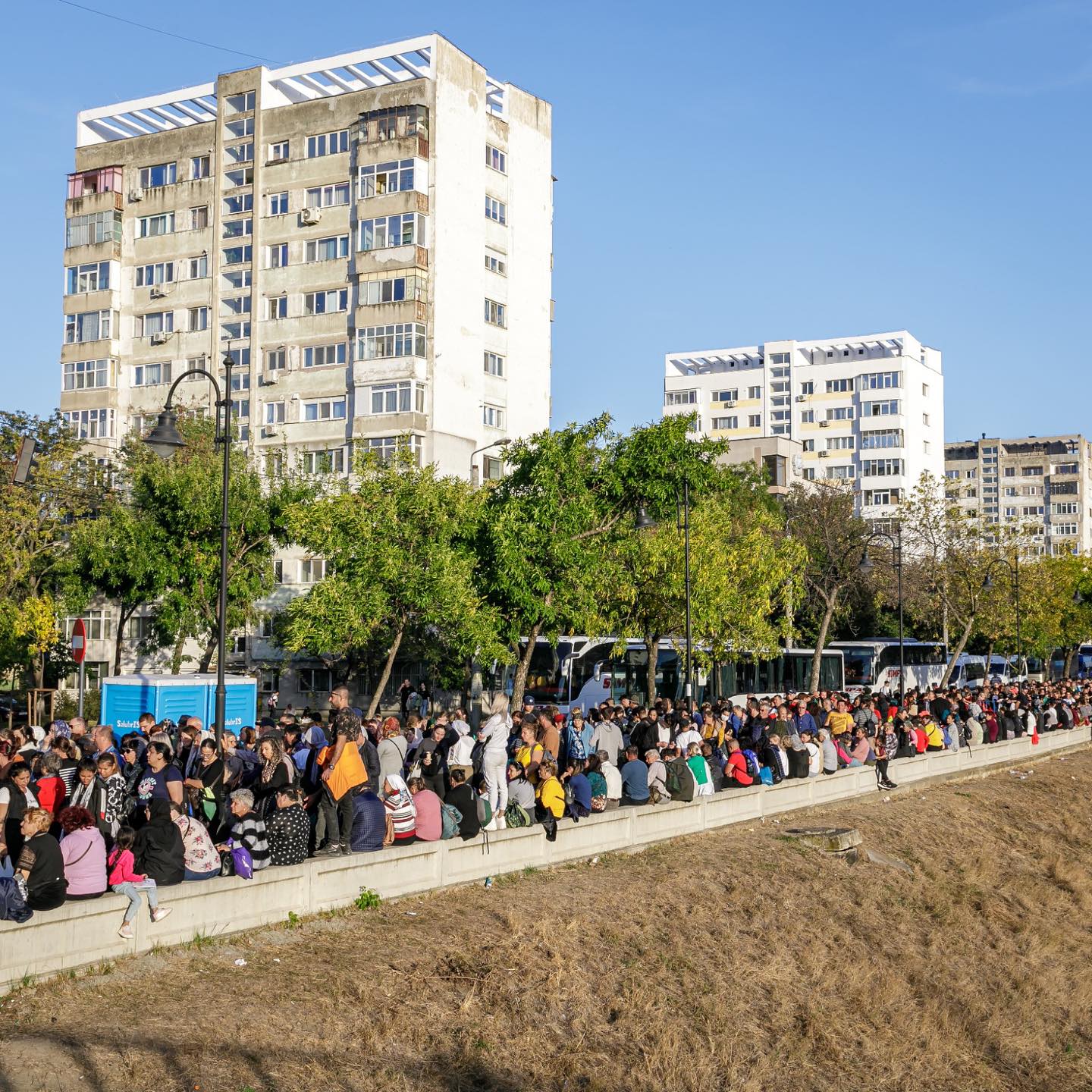 Peste 300.000 de oameni s-au închinat la moaştele Sfintei Cuvioase Parascheva, la Iași. 50.000 încă stau la coadă