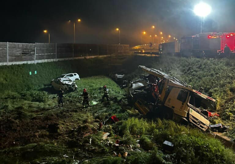 Dacii Duster împrăștiate pe câmp, la ieșirea de pe Autostrada Vestului, în Arad. Șoferul care le transporta pe platformă a murit la spital