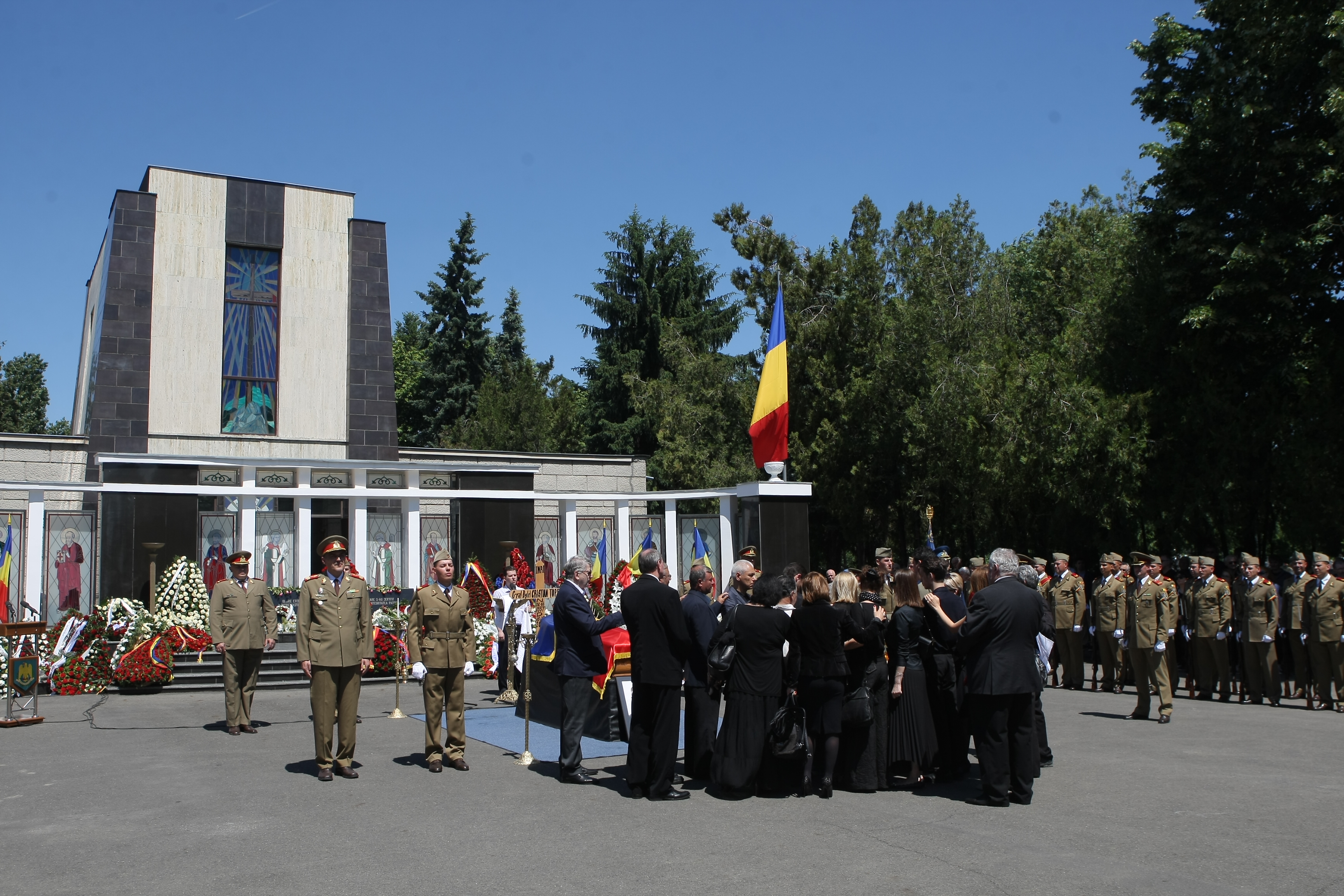 GALERIE FOTO&VIDEO/ Cristian Țopescu, înmormântat cu onoruri militare, la Cimitirul Ghencea Militar din București