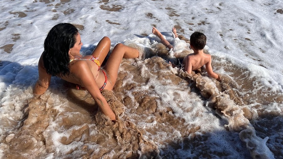 Imagini cu Lavinia Pîrva în costum de baie. Cum a apărut soția lui Ștefan Bănică Jr. la plajă, alături de băiețelul ei