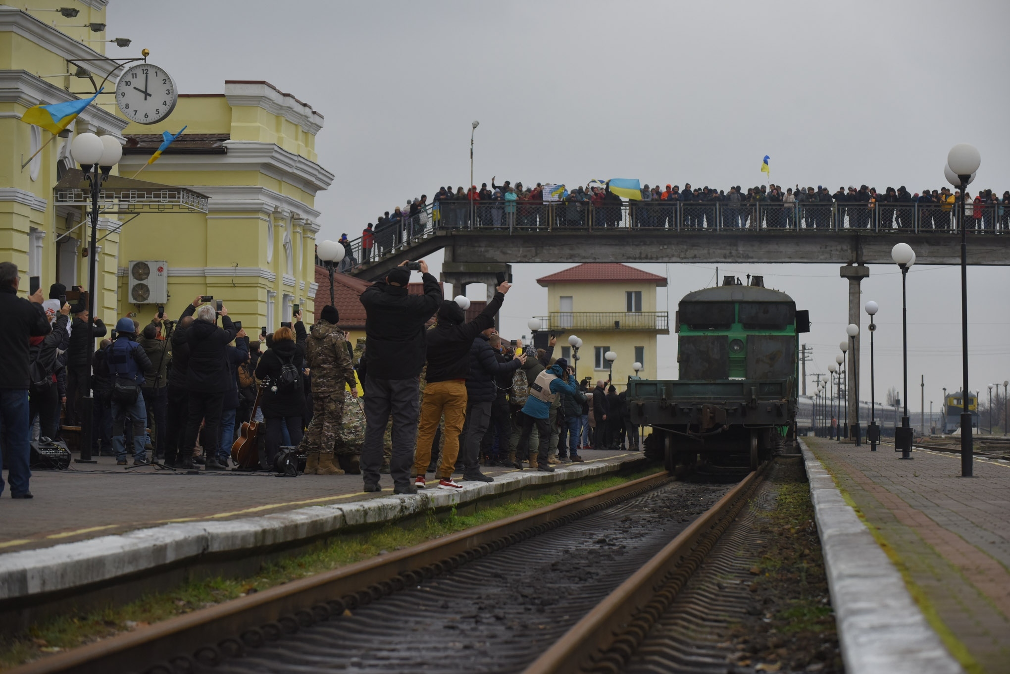 Ucraineni cu lacrimi în ochi, la sosirea „Trenului Victoriei”. De ce este importantă linia care leagă capitala Kiev de Hersonul eliberat
