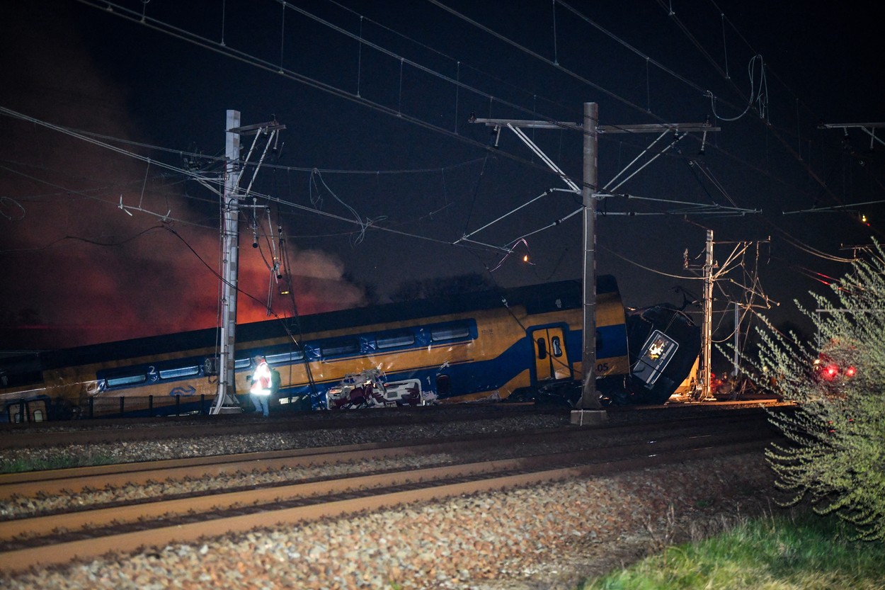 Un tren de călători a deraiat și a luat foc în Olanda. Cel puțin un deces și 30 de răniți