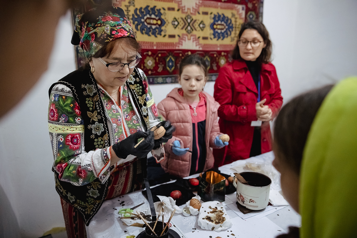 De Paști, la Muzeul Satului Vrâncean, sute de copii au lăsat smartphone-ul și au pus mâna pe chișiță, să încondeieze ouă. „Unii chiar au îndemânare, au ieșit lucruri faine”
