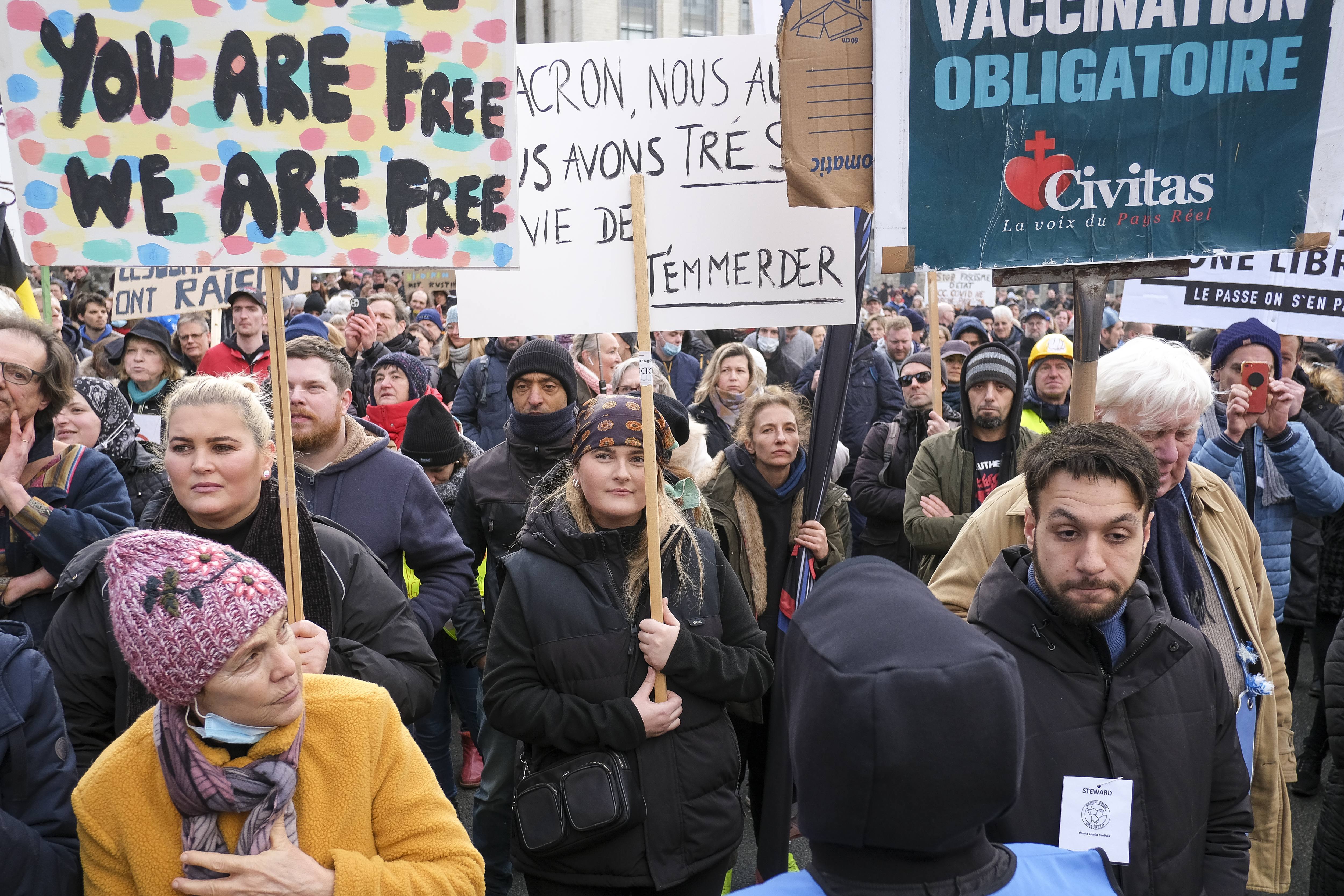 Proteste față de măsurile anti-COVID la Bruxelles. Manifestanții acuză că restricțiile „duc la polarizarea societății”