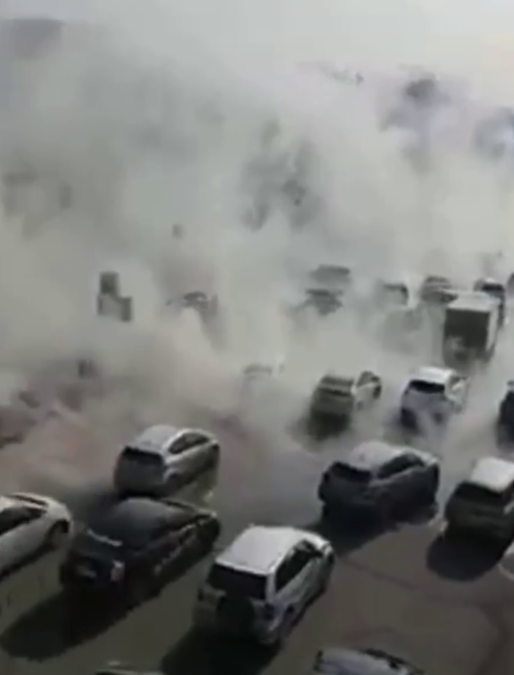 Un oraș rusesc a fost inundat cu apă clocotită. 30.000 de oameni au rămas fără căldură în case | VIDEO