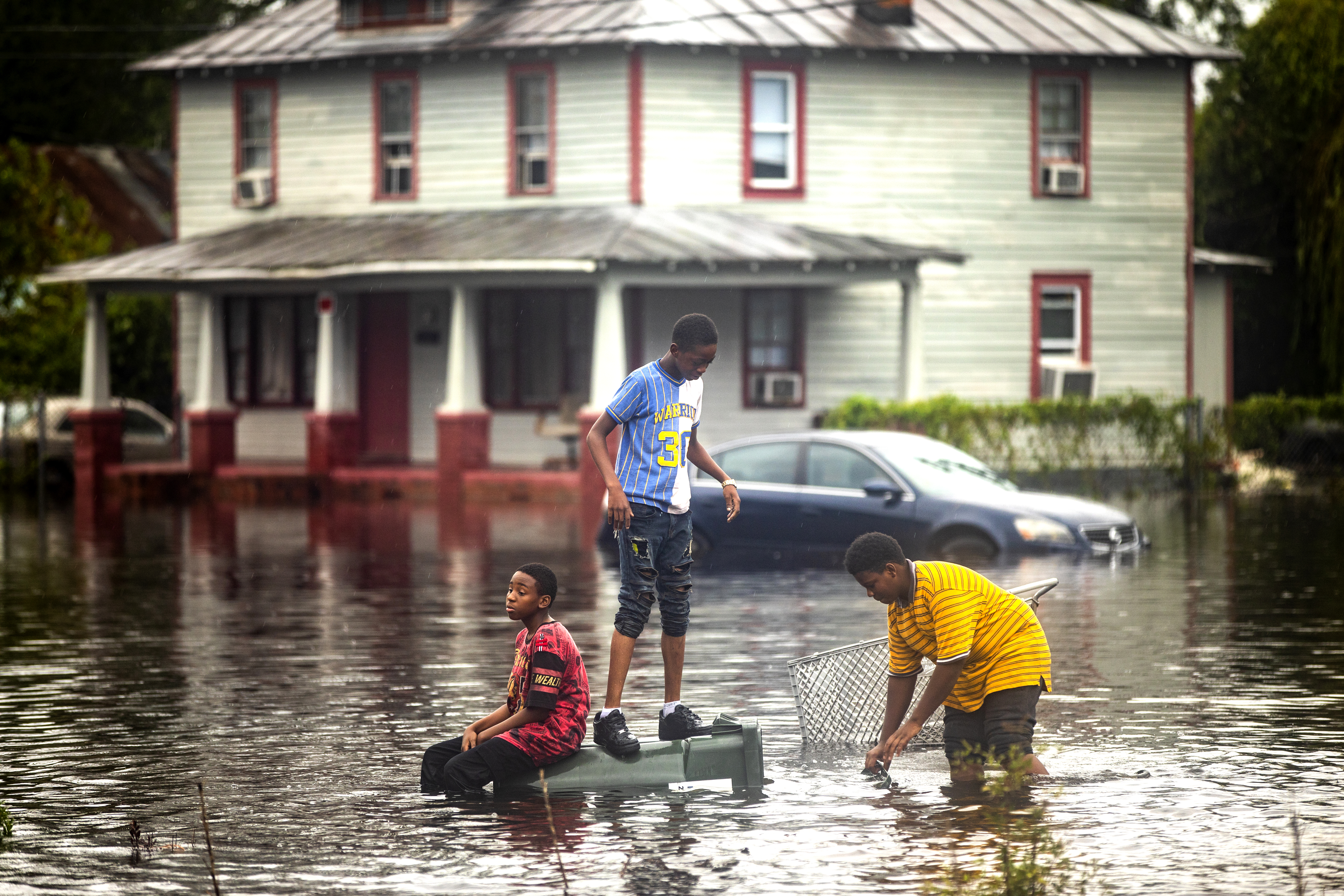 Cel puțin 13 persoane au murit în primele două zile după ce uraganul Florence a lovit coasta americană
