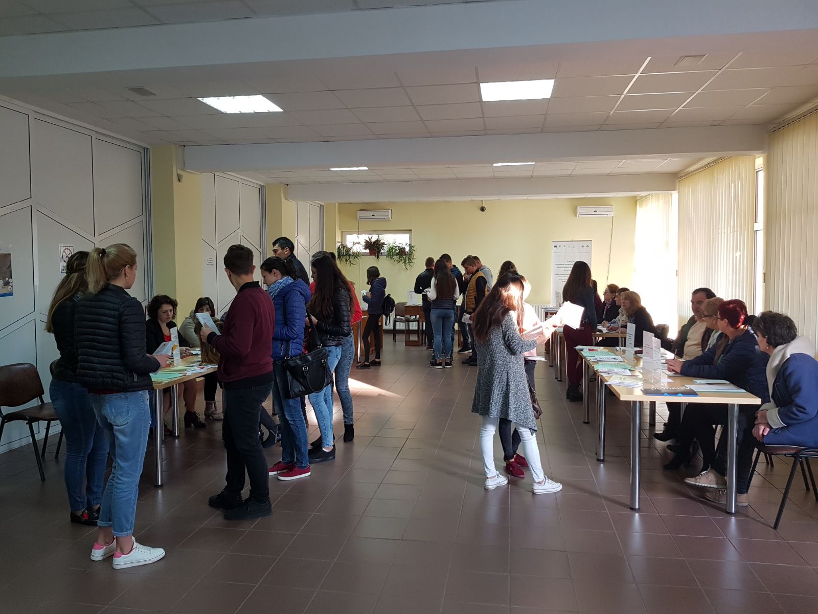 REPORTAJ: Campionii șomajului din România au tratat cu dispreț bursa locurilor de muncă pentru absolvenți de la Vaslui| GALERIE FOTO