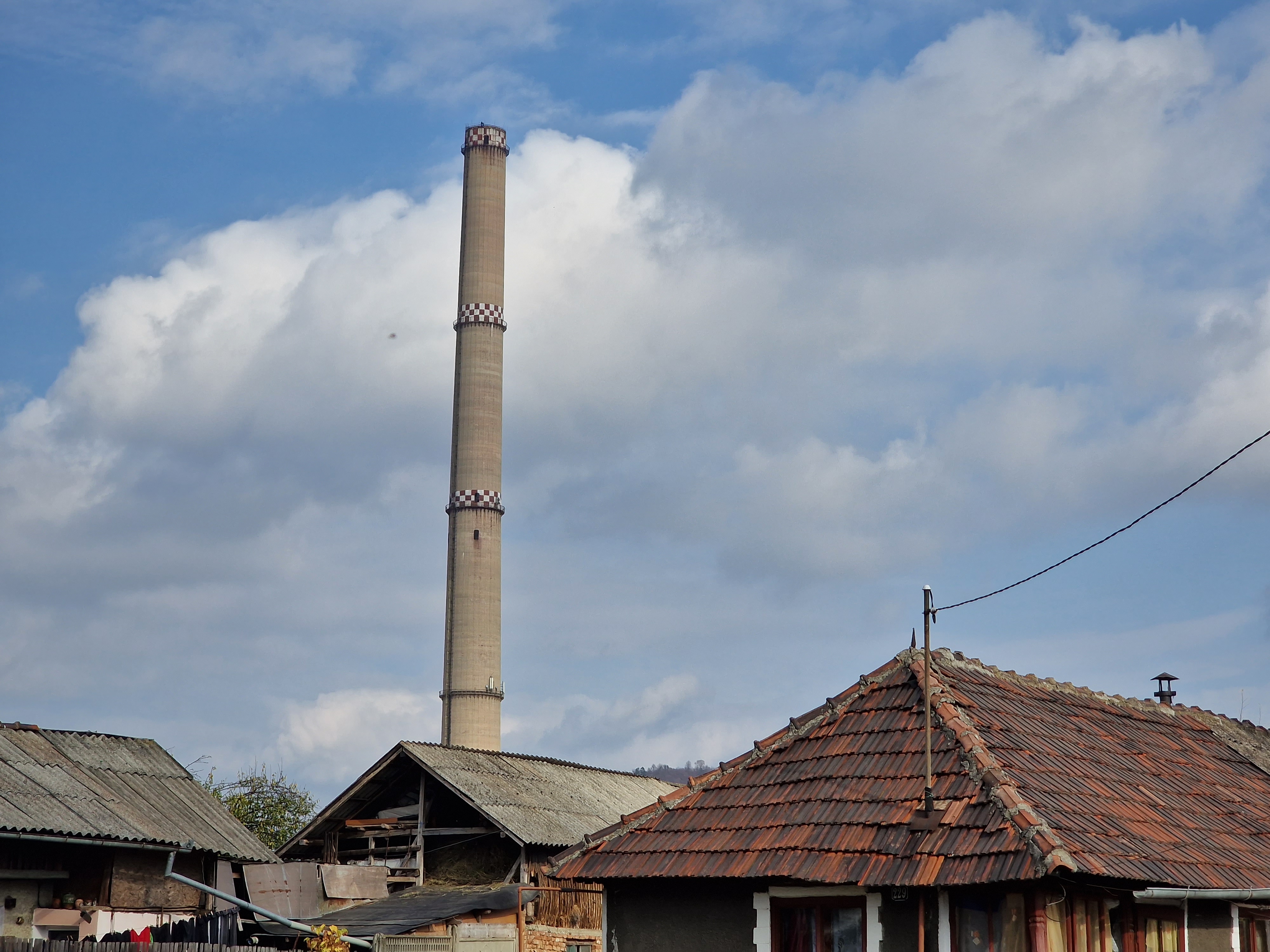 „O să ne zboare pe toţi de aici!”. Locuitorii din Doiceşti au aflat din întâmplare de demolarea turnurilor de peste gard, unde se ridică minicentrala nucleară