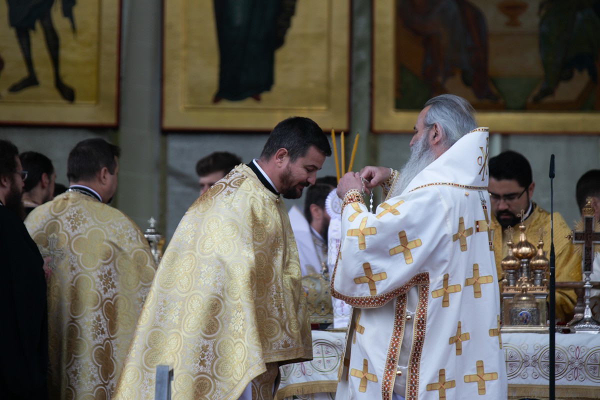 Fața mai puțin știută a Bisericii. Ei sunt preoții care au ajutat zeci de mii de oameni la vămile cu Ucraina și în Odesa. „Nici în mare nu sunt atâtea lacrimi ca în ochii refugiaților”