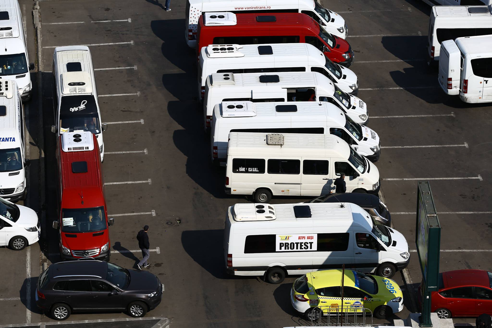 UPDATE / Transportatorii s-au înțeles cu Guvernul. Protestul din Piața Victoriei s-a încheiat cu trei ore mai devreme