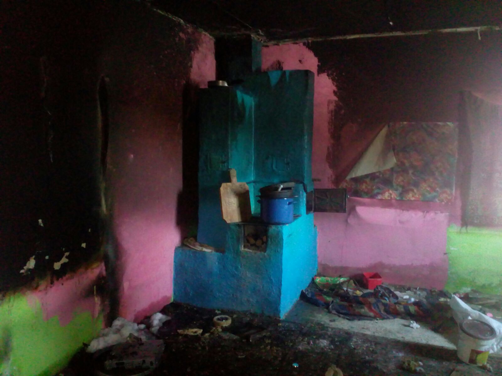 FOTO| Doi copii mici din județul Vaslui, răniți grav într-un incendiu izbucnit în locuință. Micuții erau singuri acasă