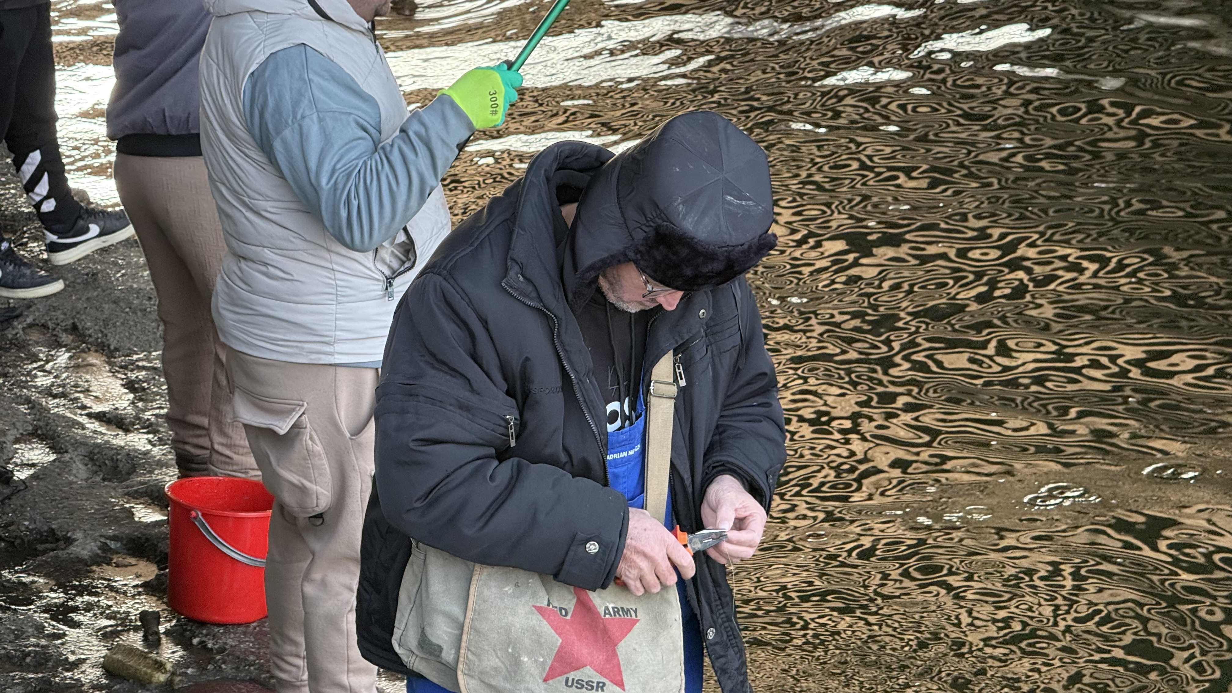 „Mi-e rușine că am muncit o viață și tot tremur pe baltă pentru mâncare”. Cum arată viața pescarilor amatori într-un weekend geros de ianuarie, în Colentina