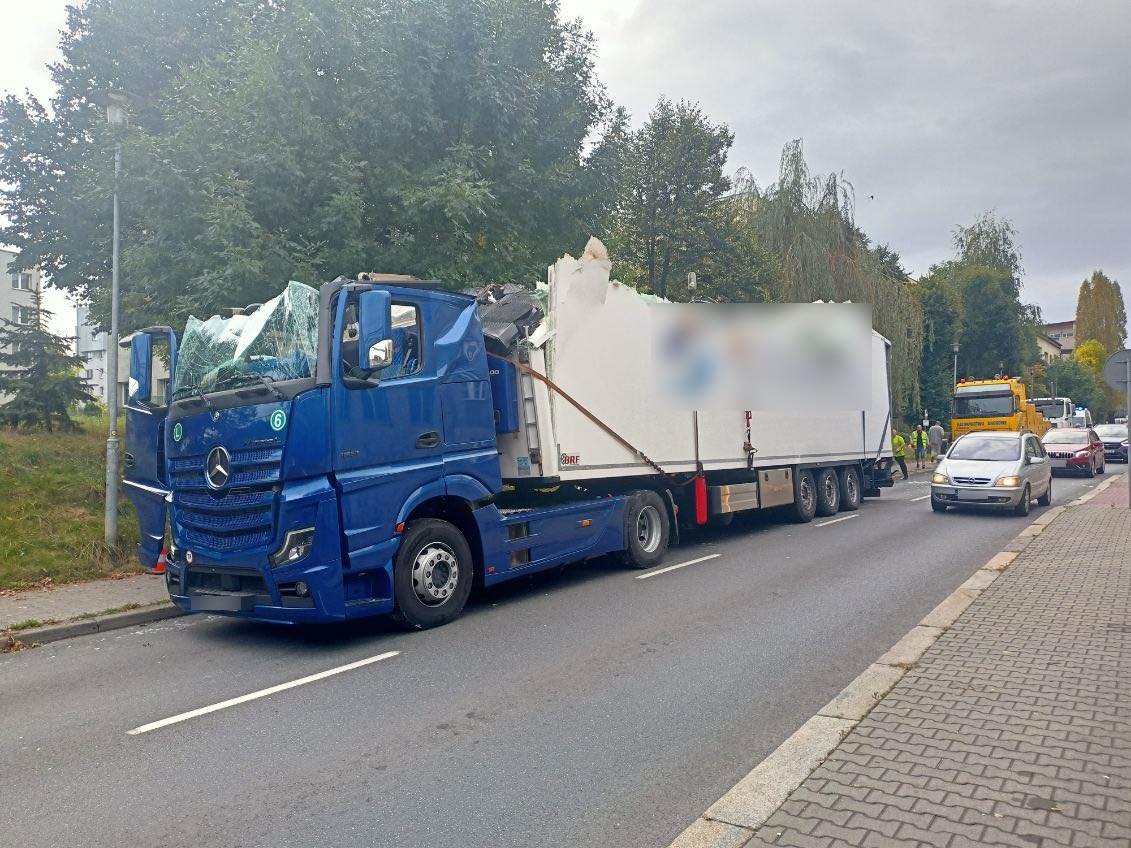 Camion „decapitat” sub un viaduct de cale ferată, în Polonia. Șoferul venit să-și ajute colegul cu alt camion a rupt un semafor