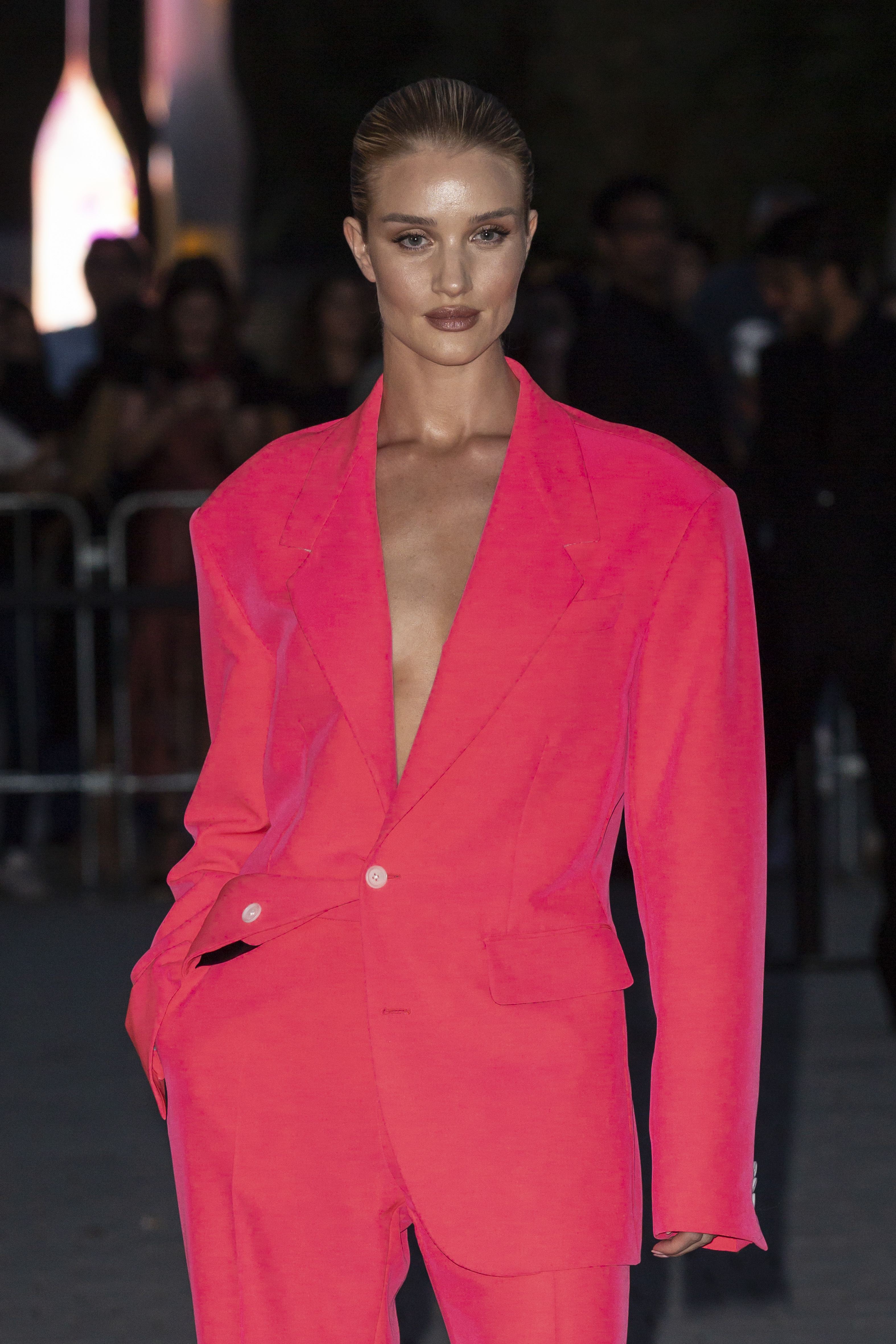FOTO | Rosie Huntington-Witheley se căsătorește cu actorul Jason Statham. Face nunta chiar de Revelion