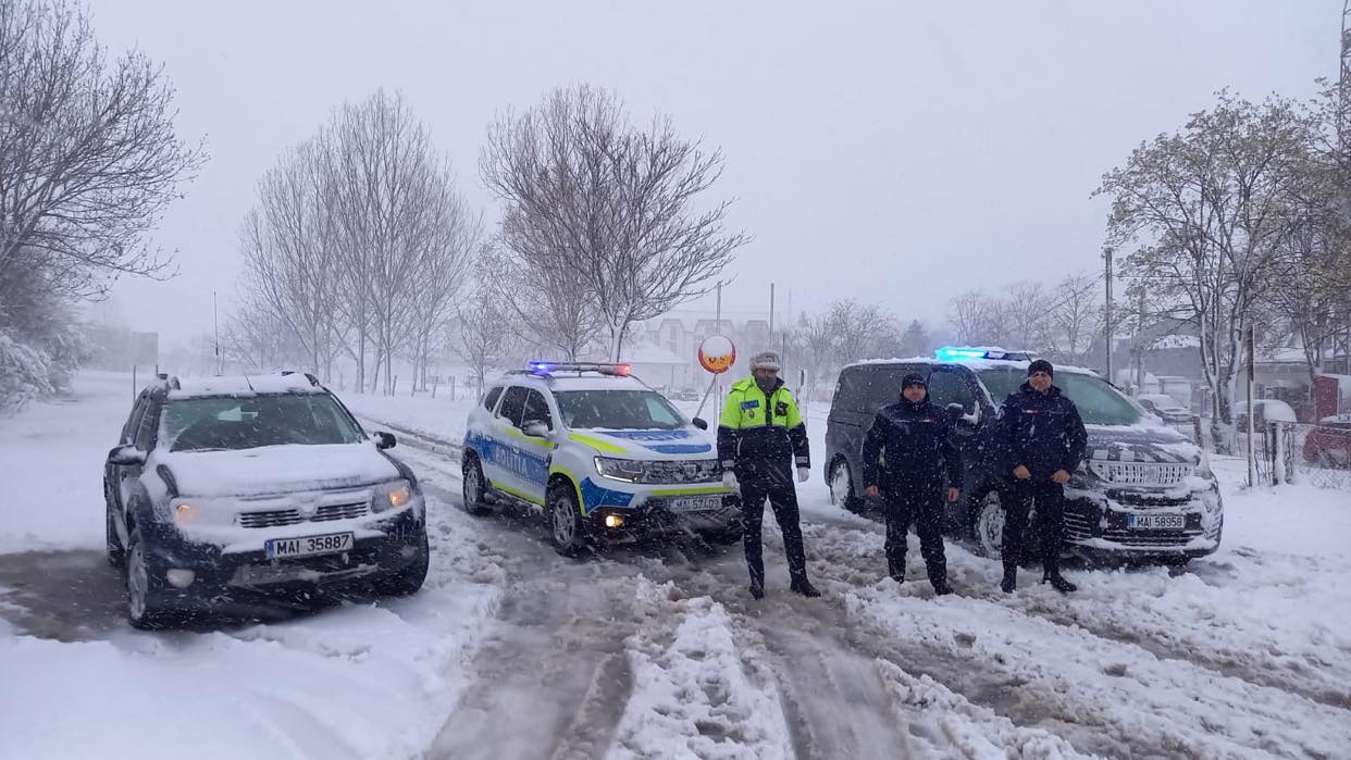 Moldova, sub cod roșu de ninsoare. Mii de persoane, înzăpezite cu mașinile din cauza viscolului, mai multe drumuri blocate. FOTO