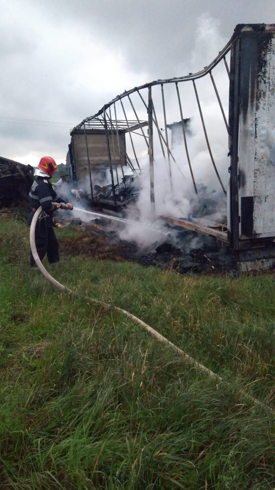 Incendiu la o hală de prelucrare a lemnului din Bățanii Mari, judeţul Covasna. Acoperişul halei s-a prăbuşit