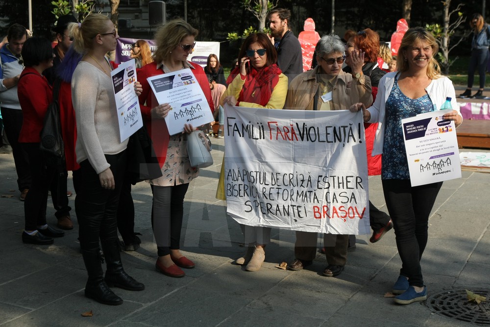 GALERIE FOTO/ Marş împotriva violenţei domestice, în Bucureşti: "Împreună pentru siguranţa femeilor"