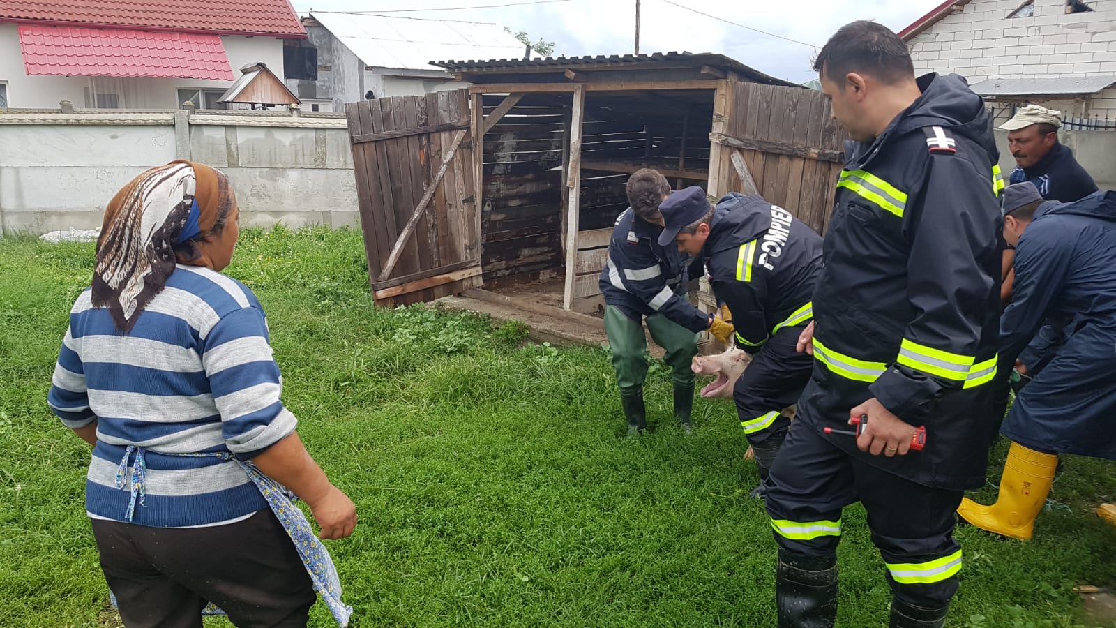 Aproape 70 de oameni au fost evacuați de jandarmi din case în Băbeni, Vâlcea. Râul Bistrița a ieșit din matcă / FOTO