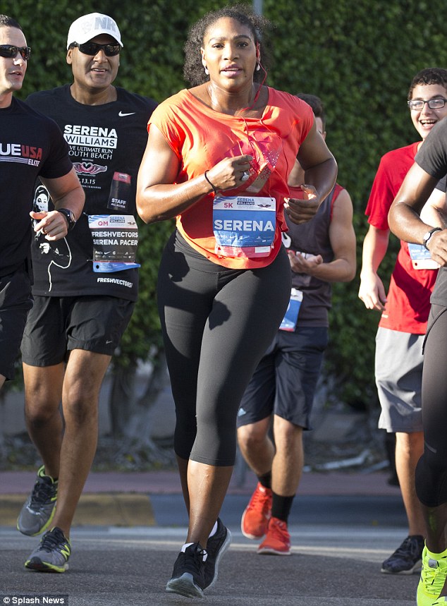 Serena Williams a trecut linia de sosire într-un taxi la un cros de 5 km pe care l-a organizat / VIDEO