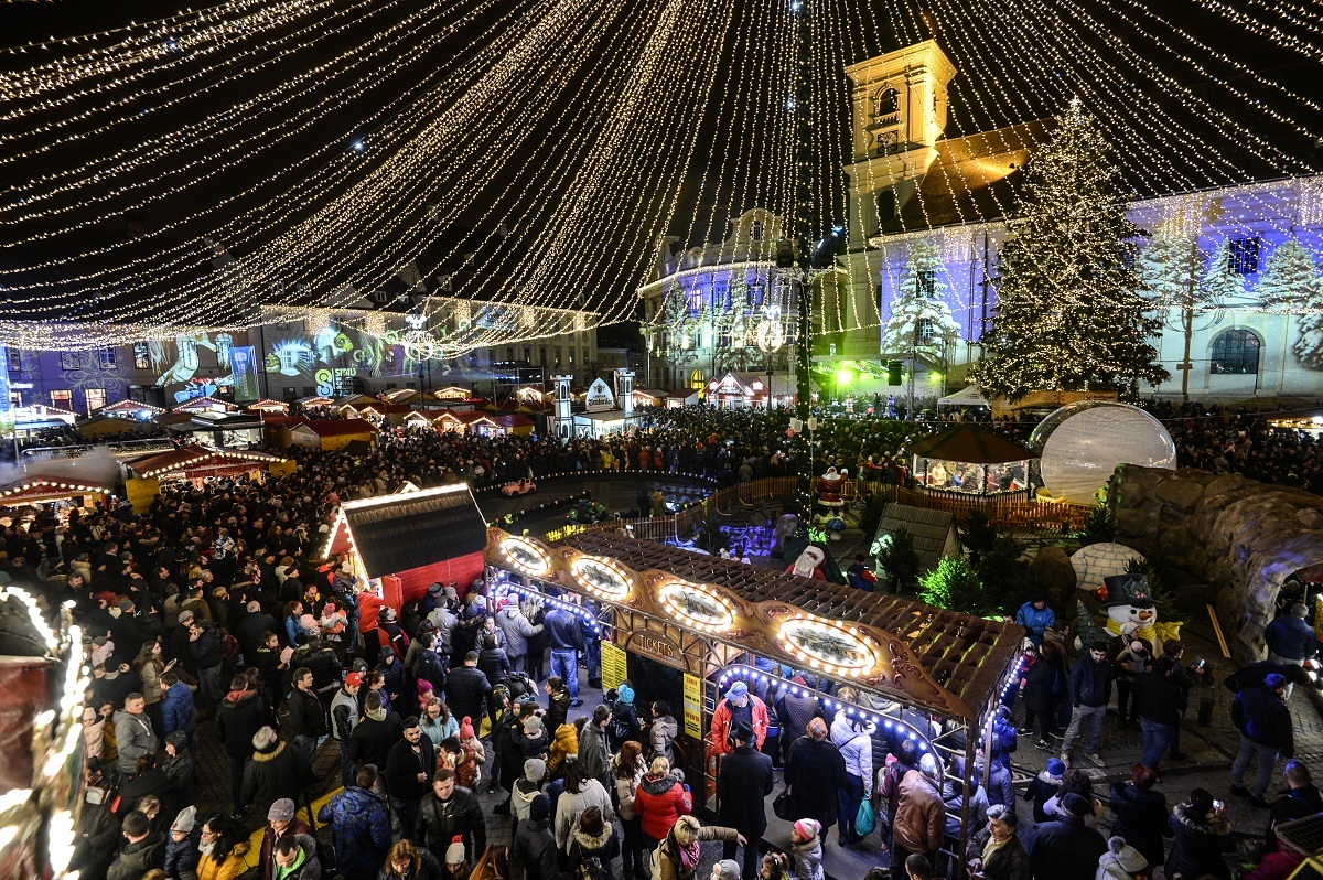 Târgul de Crăciun din Sibiu a început. Proiecția grandioasă din Piața Mare, urmărită de peste zece mii de oameni