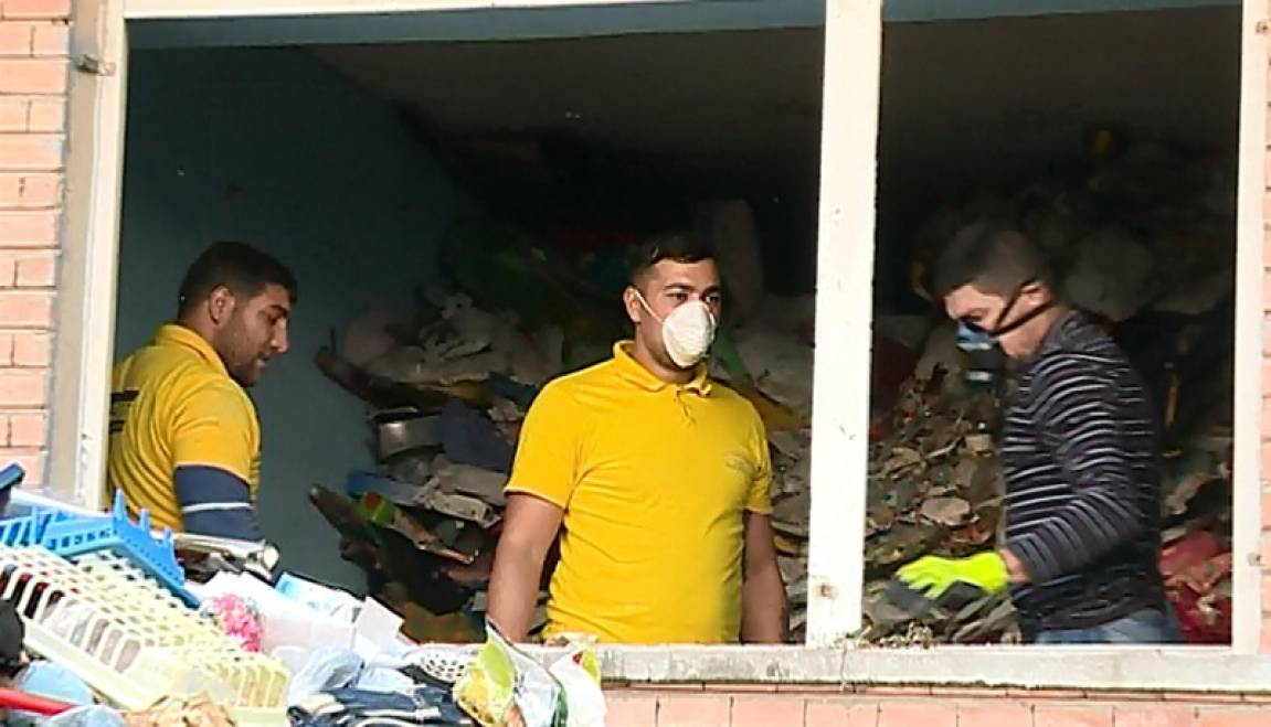 FOTO/ Un munte de gunoaie a fost scos din apartamentul unui bărbat din Constanța. Deșeurile îngropaseră până și lustra din sufragerie